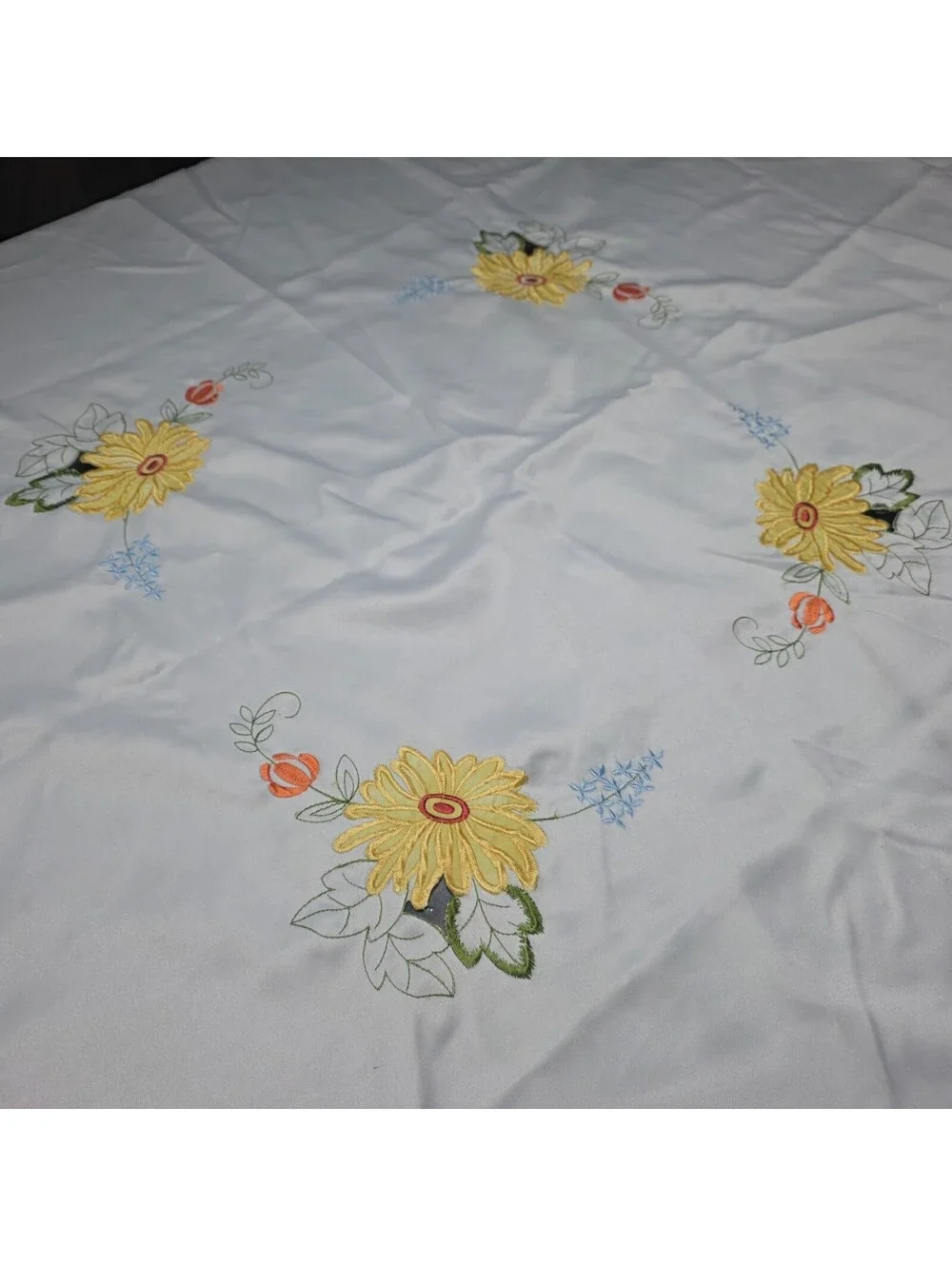 Vtg. Croft & Barrow 70'' Round Tablecloth Floral Buttercup Embroided Scalloped